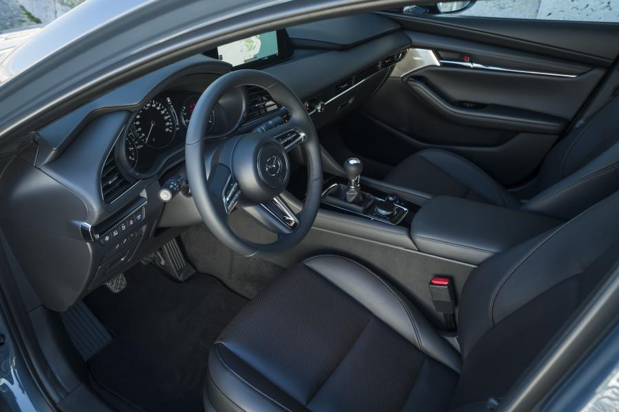 Интерьер Mazda3 Hatchback 2019 года  (WW) (фото 3 из 40)